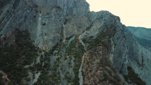 Epische Drohnenaufnahme von Klippen aus erodiertem Gestein