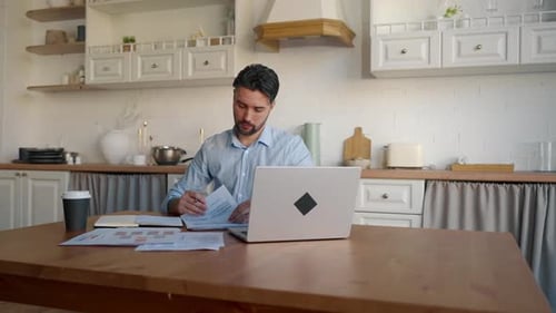 Homme sérieux travaillant avec des documents Analyste financier Homme d'affaires vérifiant les documents financiers de l'Entreprise