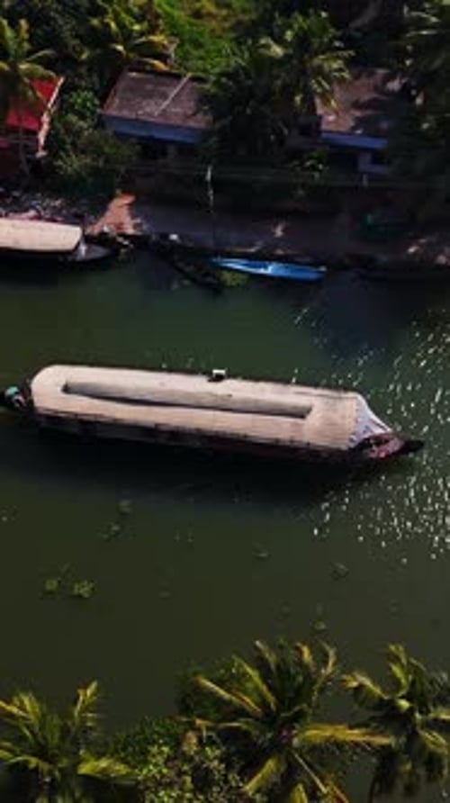 Vue aérienne verticale de Kettuvallam et d'un cyclomoteur dans les backwaters de Kochi, en Inde