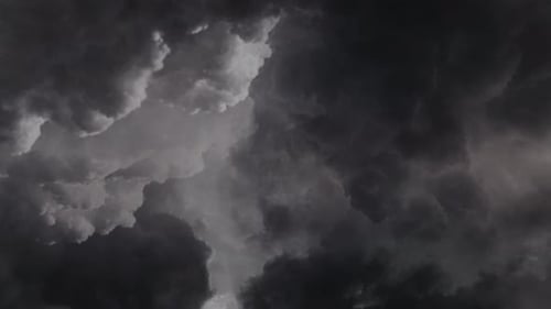 4k Gewitter, im Dunkeln Cumulonimbus-Wolken in der Abenddämmerung