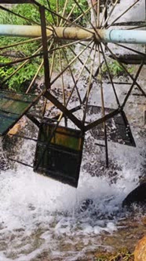 Gebirgsbach mit Wasserrad Nahaufnahme eines Wasserrads, das ländliche Bewässerungsszene erzeugt, altmodisch