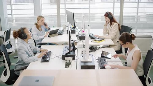 Au bureau, un groupe diversifié d'employés collabore pour créer un environnement de travail productif