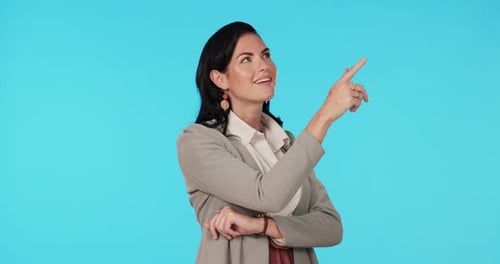 Rostro, mujer de negocios o señalando una opción, lista de verificación publicitaria o información sobre fondo azul