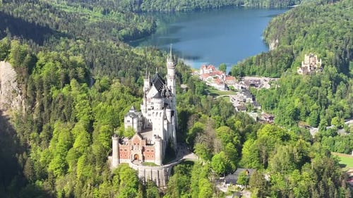 Atemberaubende Panorama-Luftaufnahme von Schloss Neuschwanstein mit dem schönen Alpsee in der Bucht
