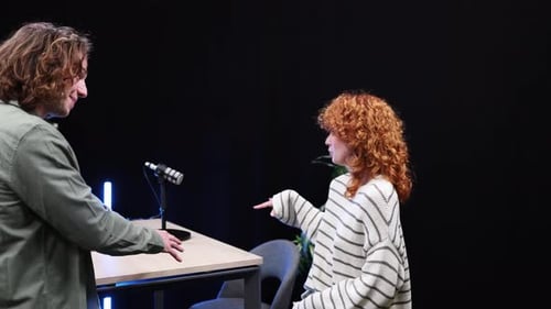 Des podcasteurs discutent pendant la session d'enregistrement
