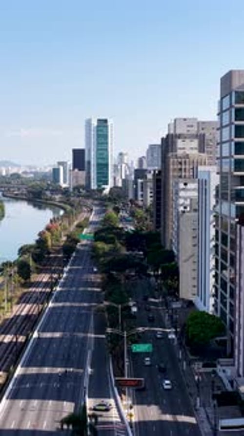 Famosa estrada de Pinheiros, no centro de São Paulo, Brasil.