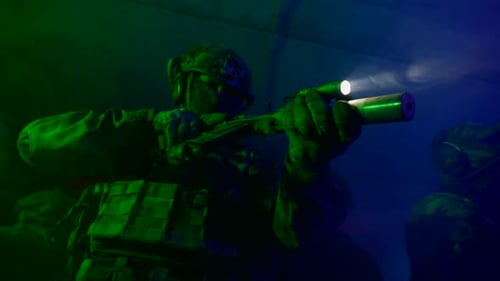 Unité tactique antiterroriste en combat : soldat professionnel rechargeant des armes de guerre et militaires