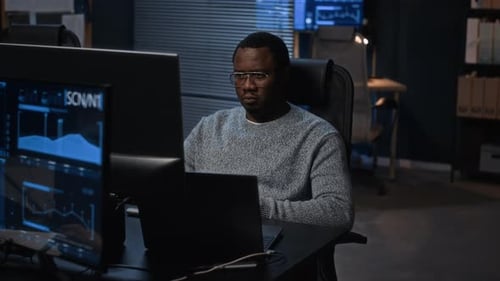 Cybersicherheitsspezialist arbeitet am Computer im Dark Office