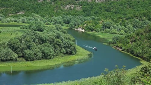 Boot auf dem Fluss fließt in den Skadar-See