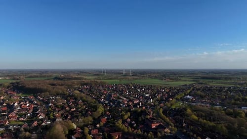 Amerikanische Kleinstadt mit Wohngebiet und blühenden Bäumen im Frühling. Weitwinkelaufnahme aus der Luft.