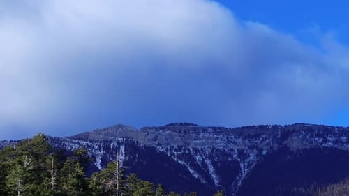 Wunderschöne Bergwolken im Winter-Zeitraffer