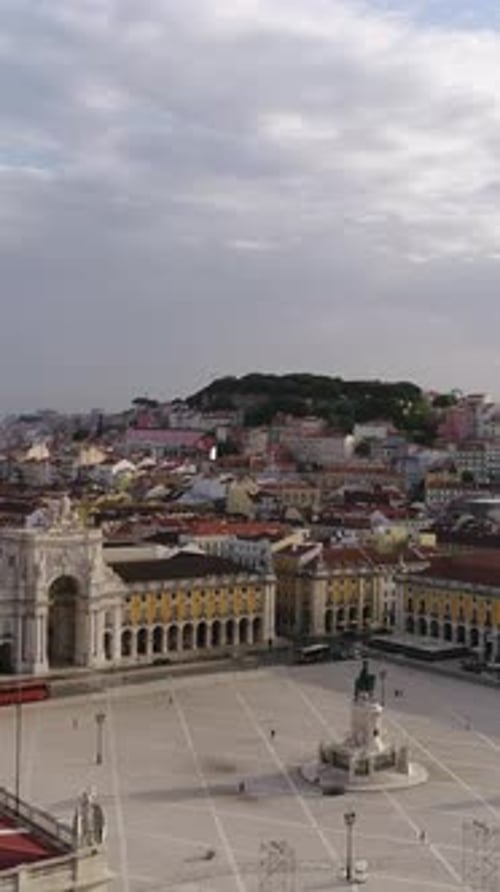 Vertikales Video des Denkmals am Praça do Comércio in Lissabon