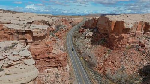 Asphaltstraße durch den Red Rock Cliffs Of Arches National Park in Utah, Vereinigte Staaten. Luftaufnahme