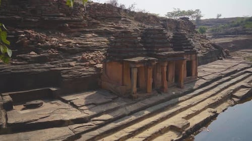Anciens temples hindous de Shiv près d'un réservoir d'eau à Nareshwar ou groupe de temples Naresar à Morena Madh
