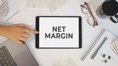 NETTOMARGE WIRD AUF EINEM TABLET-BILDSCHIRM ANGEZEIGT