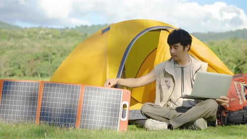 Conecte manualmente o painel solar portátil para carregar o laptop por cabo multiuso