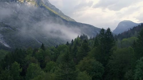 Вид с воздуха на долину, реку, гору с туманом, Юлийские Альпы, Словения.