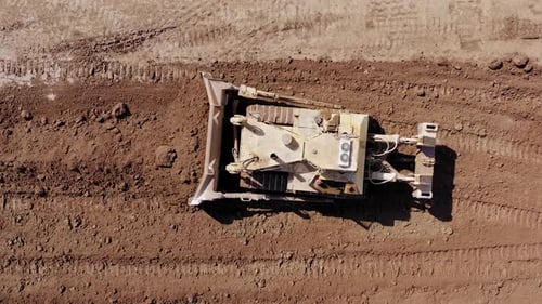 Bulldozer schiebt große Mengen frischen Bodens, Luftaufnahmen.