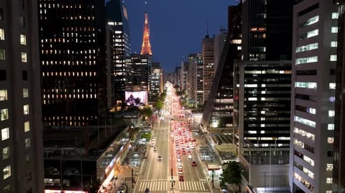 Noite na Avenida Paulista, no centro de São Paulo, Brasil. Escritórios comerciais.