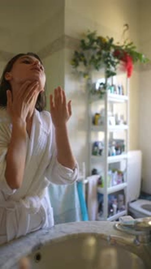 Une belle routine de soins de la peau dans une salle de bain lumineuse baignée d'une merveilleuse lumière naturelle
