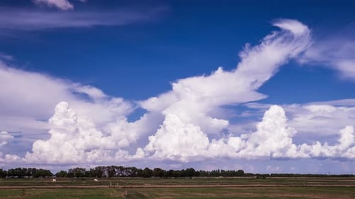Se forman acumulonimbos de nubes de tormentas monzónicas tropicales en el cielo azul