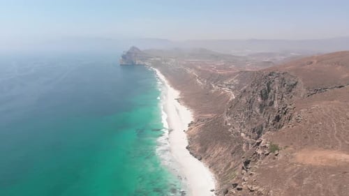 Vue aérienne des vagues et des rochers, Sultanat d'Oman