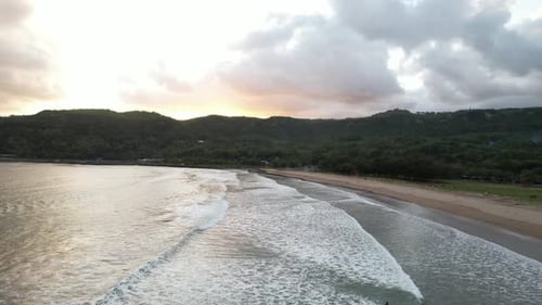 Strand bei Sonnenuntergang aus der Luft