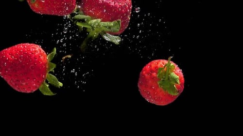 Erdbeere im Wasser