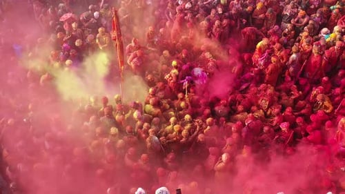 Luftaufnahme des Shri Raas Bihari-Tempels während des Holi-Festival in Indien.