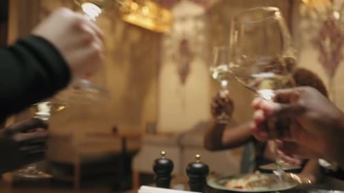 Célébrez un anniversaire dans un restaurant : des personnes multiethniques tintant des verres et se réjouissant en gros plan