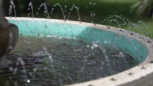 Gros plan de jets d'eau dans un bassin de fontaine turquoise