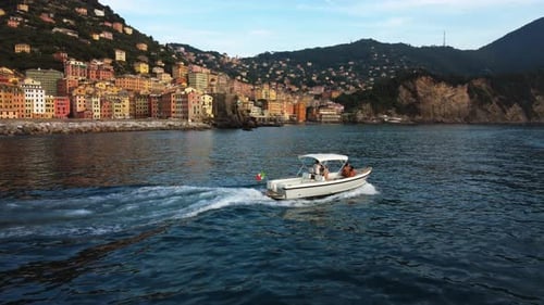 Vista aérea de un barco en la costa de Camogli, tarde de verano en Italia