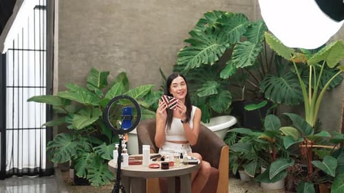 Hermosa creadora de contenido que crea un tutorial de belleza natural y cosmética. Blithe