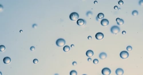 Viele Wasserblasen in blauem Wasser aus nächster Nähe, abstrakte Wasserwelle mit Blasen in Zeitlupe.
