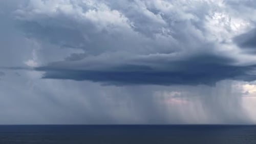 Zeitraffer eines Gewitterregens über der Ostsee mit dramatisch Wolken