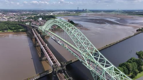 Pont en fer enjambant la Mersey