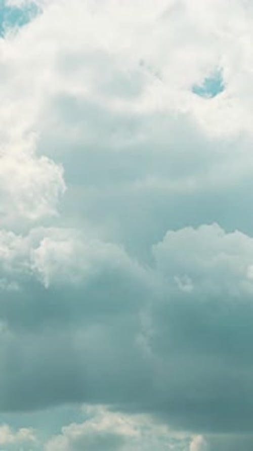 Bewölkter Himmel mit dunklen Wolken vor ravertikalem natürlichem Hintergrund mit ravertikalen Wolken Zeitraffer