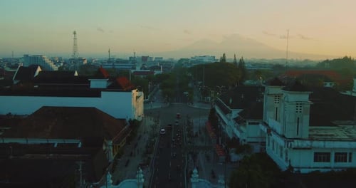 Yogyakarta, 17. Juli 2023, Luftaufnahme der Stadt am Morgen mit Berghintergrund