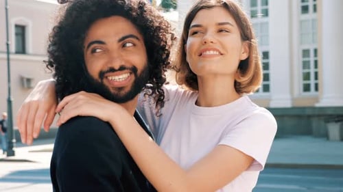 Homem bonito e sua namorada posando ao ar livre
