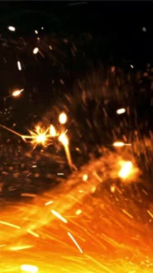 Helle Flammen mit Funken, gefilmt mit einer Hochgeschwindigkeitskamera mit 1000 Bildern pro Sekunde
