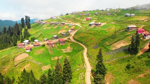 Antiguas casas de pueblo de madera en la cima de una colina en verano