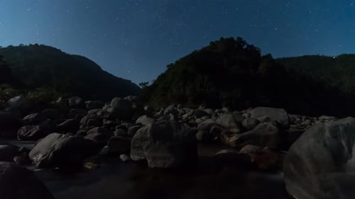 Timelapse de uma noite estrelada de luar em Meghalaya, Índia.