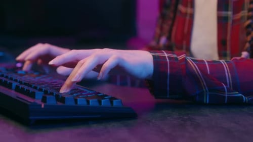 Gros plan, mains ouvertes, fille, femme, étudiante, gamer, streamer, hacker, codeur, programmeur, bureau