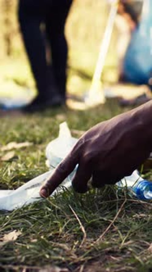 Personas que apoyan la limpieza del medio ambiente natural mediante el acaparamiento de materiales reciclables