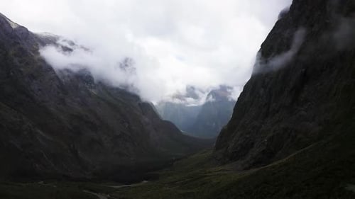 Estrada sinuosa passando por montanhas, neblina e nuvens em Milford Sound, Nova Zelândia, no sul I