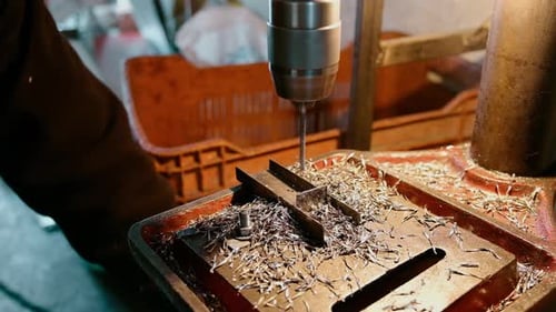 Metallbohrer mit elektrischer Bohrmaschine in der Industrie