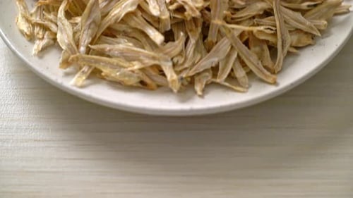 pescado horneado pequeño y crujiente seco