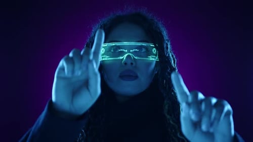 Frau mit VR-Brille nutzt digitale Schnittstelle, um technische Innovationen und immersive Erlebnisse zu präsentieren