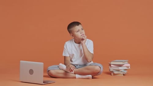 Ein junger Schüler denkt über etwas nach und zeigt eine Geste, es gibt keine Ahnung