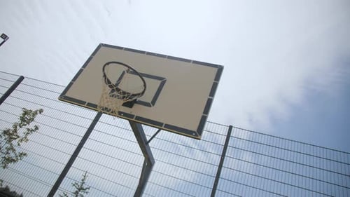 Schild mit Reifen und Netz auf dem Urban Basketball Ground
